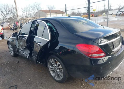 2018 Mercedes-Benz C 300 4Matic z USA, uszkodzony, nr VIN 55SWF4KB7JU265935